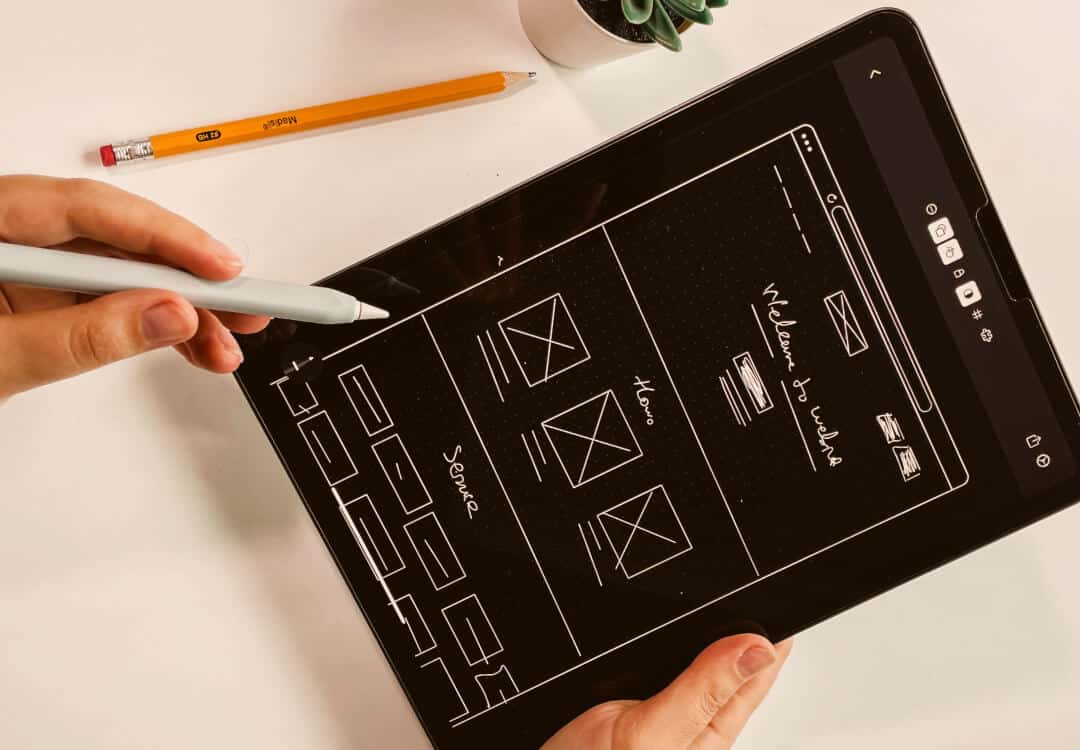 Eine Person, die ein Mockup auf einem Tablet erstellt