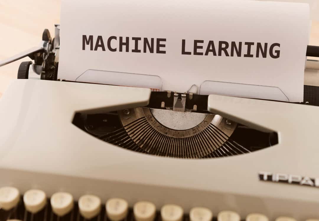 Eine Schreibmaschine, in der ein Blatt eingespannt ist, auf dem steht: "Machine Learning"